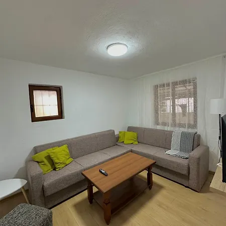 Quiet Courtyard Retreat - Heart Of דירה