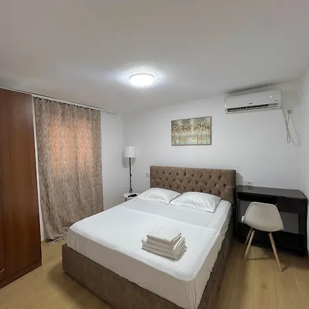 Quiet Courtyard Retreat - Heart Of דירה